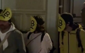 VIDEO: Žltá noc priniesla tichý protest. Medzinárodné podujatie v Bratislave sprevádzal bojkot