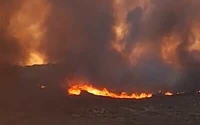 VIDEO: Známu turistickú destináciu v Grécku zachvátil požiar. Evakuovali už niekoľko dedín a miest