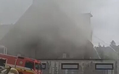 VIDEO: Známy hotel na Kysuciach zachvátil požiar. Zasahuje niekoľko hasičov