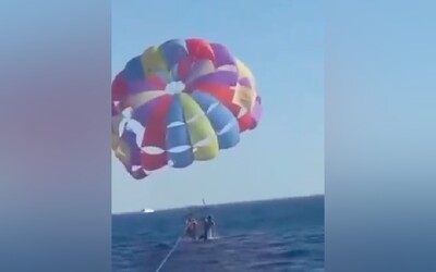 VIDEO: Žralok mu téměř ukousl nohu. Paraglidista nad hladinou moře nestihl ani zareagovat