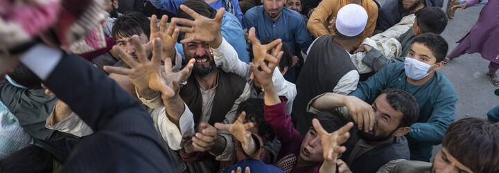 VIDEO: Zoufalí Afghánci se ze země snažili odletět na kolech letadla, spadli z několikakilometrové výšky
