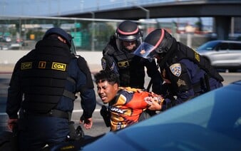 VYSVETĽUJEME: Čo spustilo demonštrácie v Los Angeles? Obyvatelia protestujú proti násilným raziám, Trump poslal vojakov
