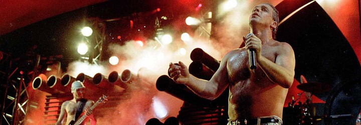 VYSVETĽUJEME: Ovplyvní kauza Rammsteinu zvyšné koncerty na turné a podal niekto na Tilla Lindemanna trestné oznámenie?