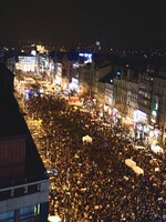 Václavák opět zaplnily desítky tisíc demonstrantů. Za Ukrajinu držely tři minuty ticha, připojil se Zelenskyj