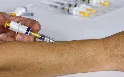 Vakcínu proti koronaviru si zřejmě budeš muset nechat vpíchnout dvakrát. Výzkumníci varují, že jinak nemusí naplno fungovat