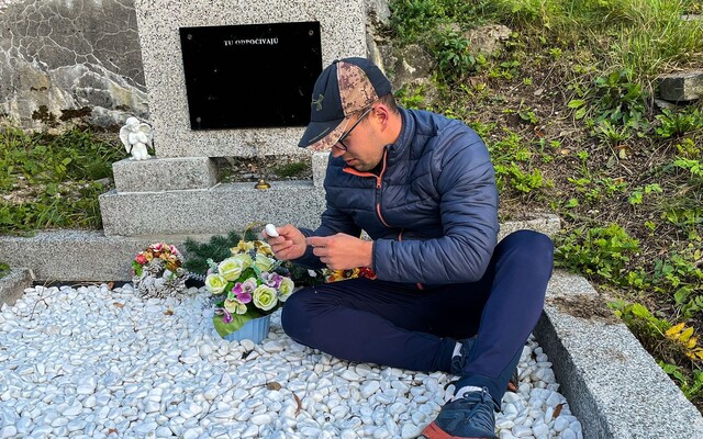 Valentín čistí hroby: Celý rok by som vyžil z peňazí, ktoré zarobím za pár mesiacov. Bola by to však veľká makačka (Rozhovor)