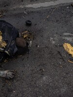 Válka na Ukrajině: V ulicích Buči leží desítky těl mrtvých civilistů. Jsou mezi nimi i děti