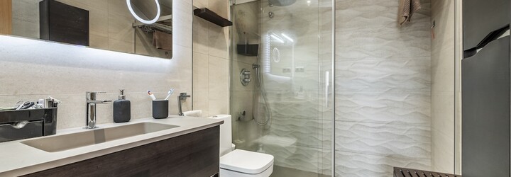 Vaňa alebo sprchovací kút? Výhody a nevýhody týchto riešení