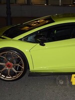 Vandal sa v centre Bratislavy vybúril na luxusnom Lamborghini Aventador