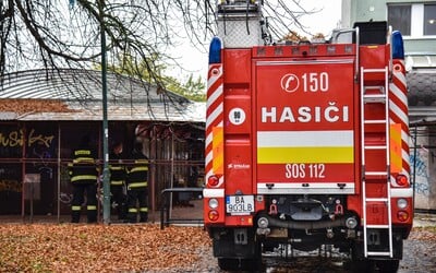 Vandalismus a krádeže. Pachatelé zneužívají záplav, hasičům vykradli auto