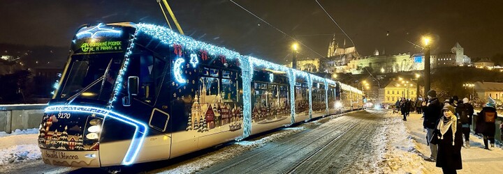 Vánoce jsou tady! V Praze vyjely do ulic nazdobené tramvaje. Kde se s nimi můžeš svézt? 