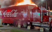 Vánoční kamion Coca-Cola v Rumunsku pohltily plameny