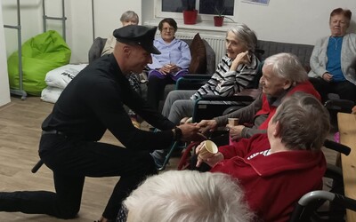 Vánoční přání splnil babičkám v Novém Boru nevšední host. „Policista“ naděloval striptýz