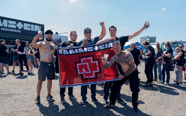 Vaření klávesisty v ohni i obří dělo ve tvaru penisu. Rammstein v Praze zahráli na vyprodaném letišti