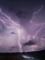 Varování ČHMÚ: Česko zasáhnou silné bouřky doprovázené kroupami a přívalovým deštěm