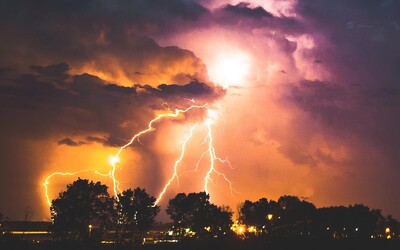 Varování meteorologů: ČHMÚ rozšířil výstrahu před velmi silnými bouřkami a vysokými teplotami