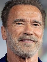 Vaše životy, končetiny i budoucnost jsou obětovány pro nesmyslnou válku, vzkázal Rusům Arnold Schwarzenegger (VIDEO)
