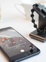Vatikán začal prodávat eRůženec. Smart náramek přes Bluetooth spojíš s mobilem a aplikací pro modlitby