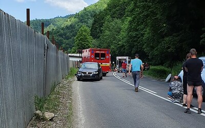 Vážna nehoda na strednom Slovensku, auto prešlo do protismeru a zrazilo cyklistov: matka neprežila a syn bojuje o život