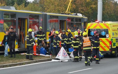 Vážná nehoda v Plzni: Srazily se dvě tramvaje, zdravotníci ošetřují přes 20 zraněných