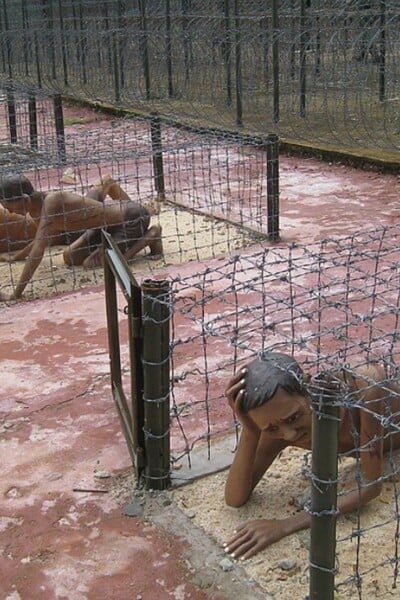 Väzňom vrážali do nôh klince, kladivom vybíjali zuby a mučili ich v ostnatej klietke. Vo vietnamskom väzení bola smrť oslobodením