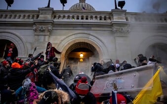 Včera mu udělili milost, dnes ho znovu zatkli. Obviněného z účasti na nepokojích v Kapitolu opět zadrželi