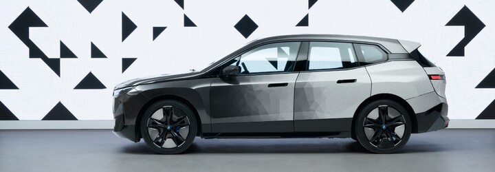Díky unikátní technologii dokáže BMW iX měnit barvu karoserie. Takto to funguje 
