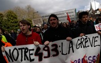 Ve Francii dál zuří protesty. Vandalové zaútočili na kancelář politika