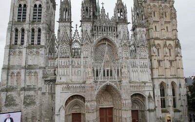 Ve Francii hořela věž slavné gotické katedrály. Na místě proběhla evakuace
