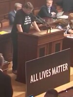 Ve Sněmovně to vřelo. Volný přinesl ceduli s nápisem All Lives Matter, Kalousek mu ji vyhodil