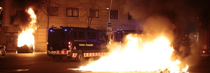 Ve Španělsku propukly nepokoje kvůli uvěznění rapera. Ve městech hořely barikády, tisíce lidí vyšly do ulic