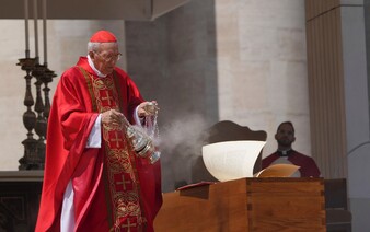 Ve Vatikánu začíná konkláve, kardinálové volí nástupce papeže Františka