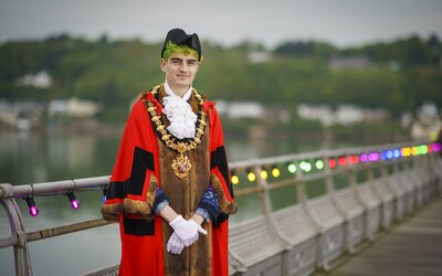 Ve Walesu zvolili prvního nebinárního starostu na světě. Je mu 23 let