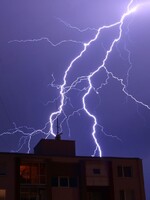 Ve čtyřech krajích Česka platí výstraha před silnými bouřkami
