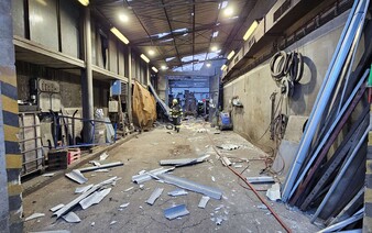 Ve skladu v České Lípě explodoval vysokozdvižný vozík. Dva lidé jsou zraněni