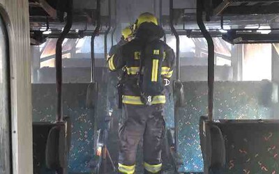Ve vlaku na Brněnsku začalo za jízdy hořet v jednom z vagonů. Evakuováno bylo 40 lidí