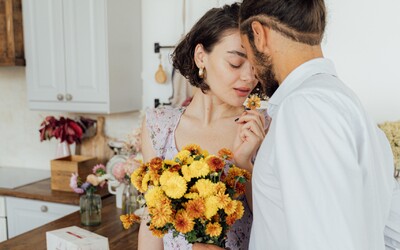 Vedel si, že môžeš flirtovať prostredníctvom kvetov? Poradíme ti, ako naznačiť túžbu a záujem