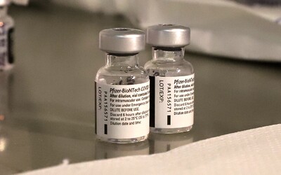 Vedľajšie účinky vakcíny od Pfizeru tromfne sprej do nosa aj Ibalgin.  ŠÚKL zverejnil príbalový leták s detailmi 