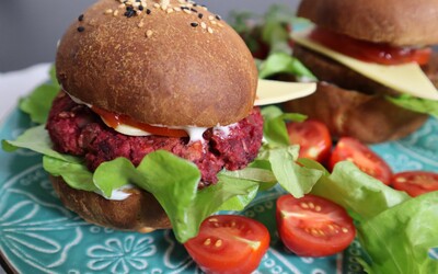 Veganský burger: Vytvoř si chutnou placku z řepy a čočky i veganské housky