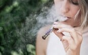 Velká Británie zakázala elektronické cigarety. Víme, kdy se přestanou prodávat