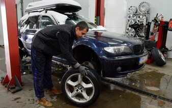 Veľká automobilová značka zvoláva majiteľov do servisu. Vo viac ako 500 000 vozidlách môže začať horieť