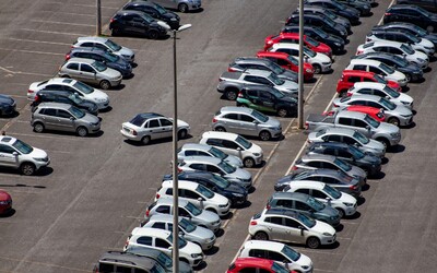 Veľká autopožičovňa sa chce čo najskôr zbaviť až 20 000 elektromobilov. Vymenia ich za „spaľováky“, dôvod nikoho neprekvapí