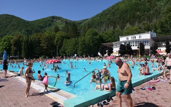 Velká mapa bazénů a přírodních koupališť v Česku: Kde je koupání bezpečné a zadarmo?