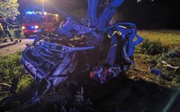 Veľká tragédia pri Štúrove: auto po zrážke s iným vozidlom odhodilo do stromu, o život prišli dvaja mladí ľudia