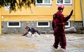 Velká voda míří do středních Čech, na horách už klesá 