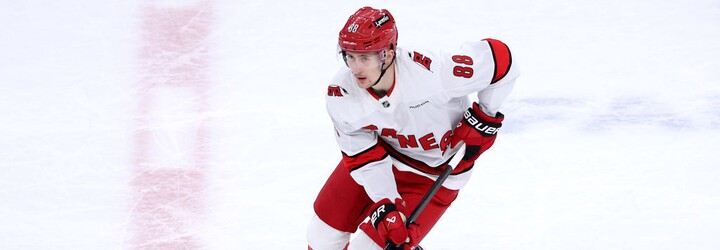 Velká výměna v NHL! Martin Nečas mění Carolinu za Colorado