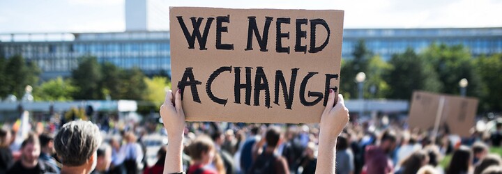 Velké firmy často nedosahují cílů v boji proti klimatickým změnám, podávají zkreslené informace