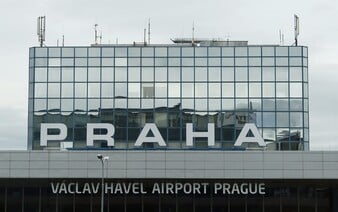 Velké komplikace pro cestující: Letiště Václava Havla zahalila mlha, letadla musí přistávat jinde