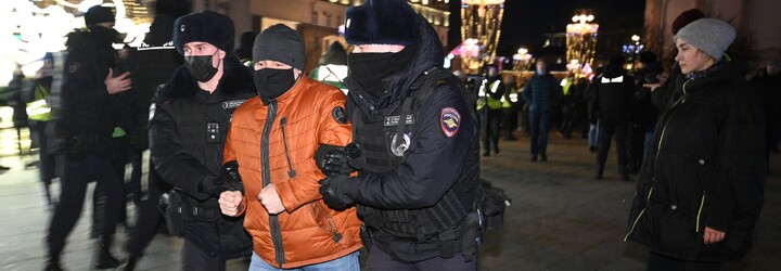 Velké zatýkání v Rusku: z protestů proti válce na Ukrajině policisté odvedli stovky demonstrantů 