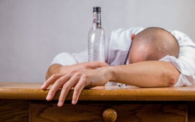 Velký alkoholový průzkum: Nejvíce na světě pijí Evropané, kolikáté je Česko?